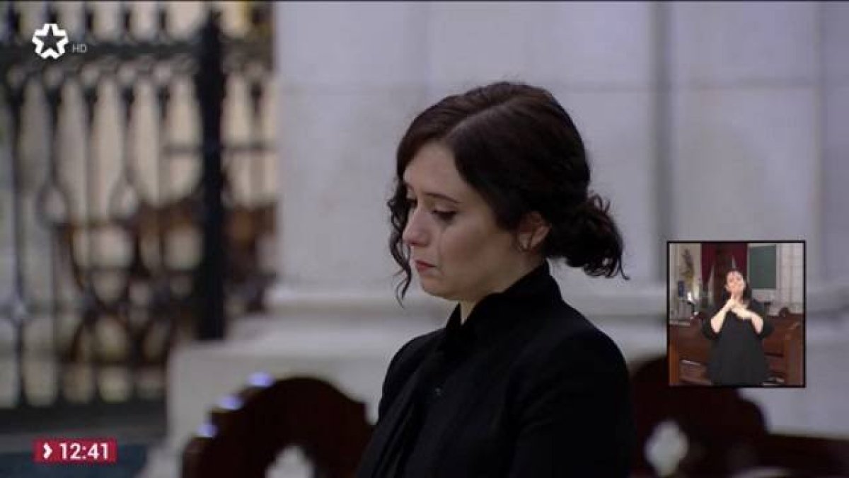 Una de las imágenes más destacadas durante la misa televisada han sido las lágrimas de la presidenta de Madrid, Isabel Díaz Ayuso