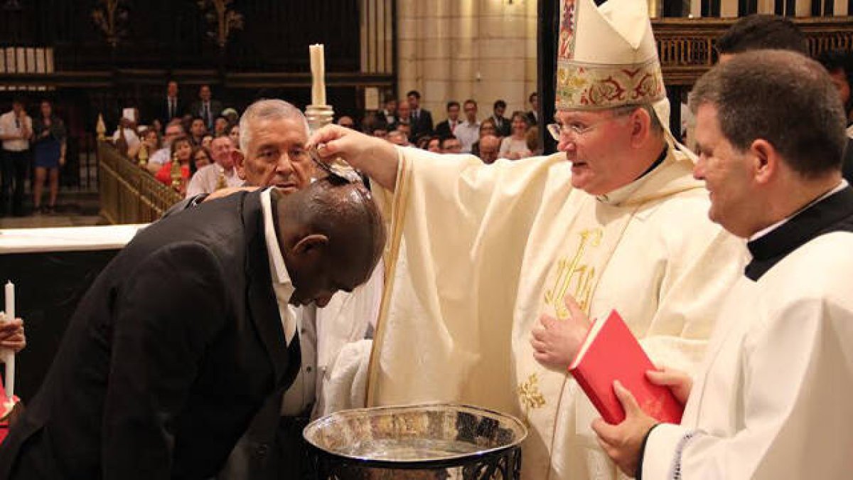 Bautizo de adultos durante la Vigilia Pascual en Estados Unidos