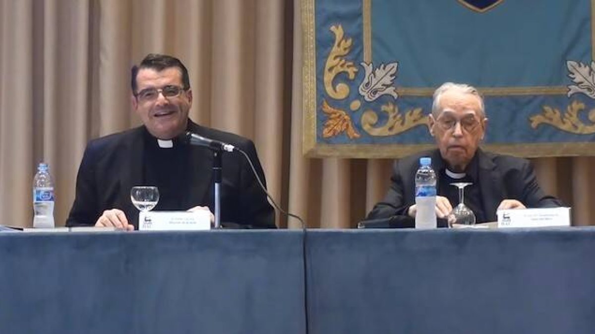 Pablo Cervera (a la izquierda de la foto), junto al padre Luis María Mendizabal, S.I. (1925-2018), durante la presentación en 2016 de la colección de la BAC sobre el Corazón de Jesús.