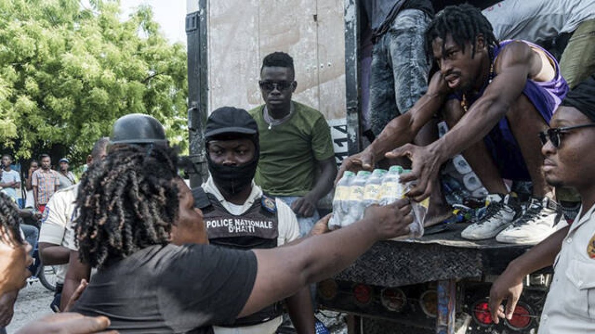 Mujer haitiana recogiendo alimentos de primera necesidad entregados por Cáritas.