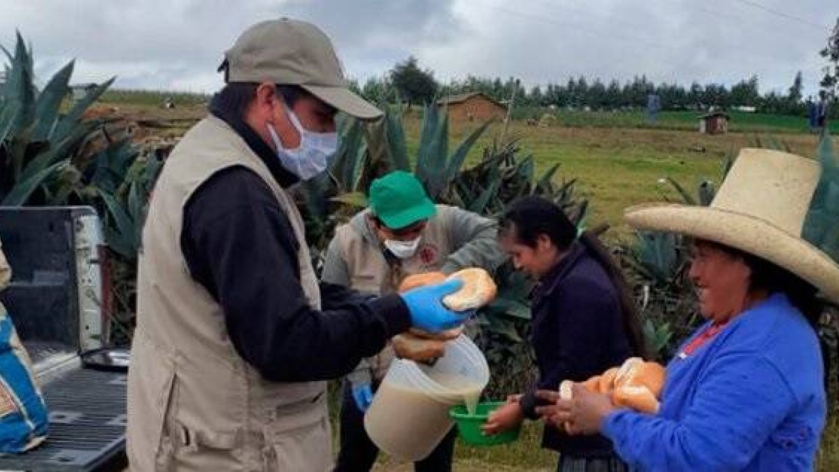 Un servicio de Cáritas Perú en una zona rural, donde las medidas de aislamiento social golpean la economía informal de muchas personas