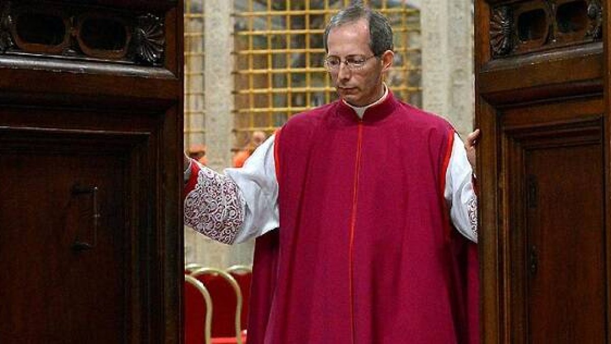 Guido Marini, al cerrar las puertas de la Capilla Sixtina tras el Extra Omnes de 2013, un momento único para un Maestro de Ceremonias Pontificio