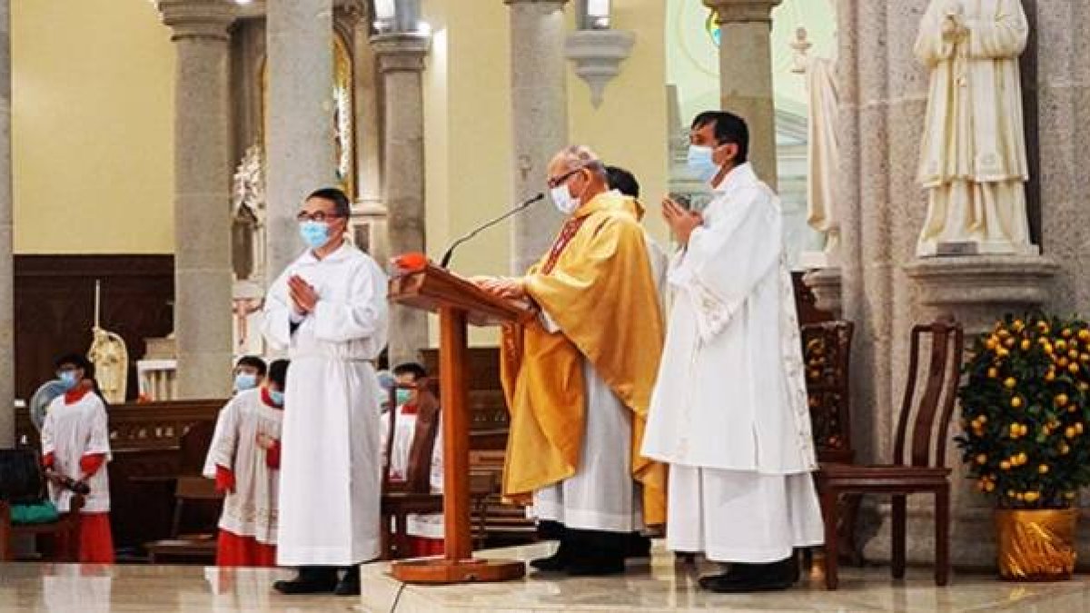 Los obispos han hecho una serie de directrices a aplicar en las misas y otros sacramentos.