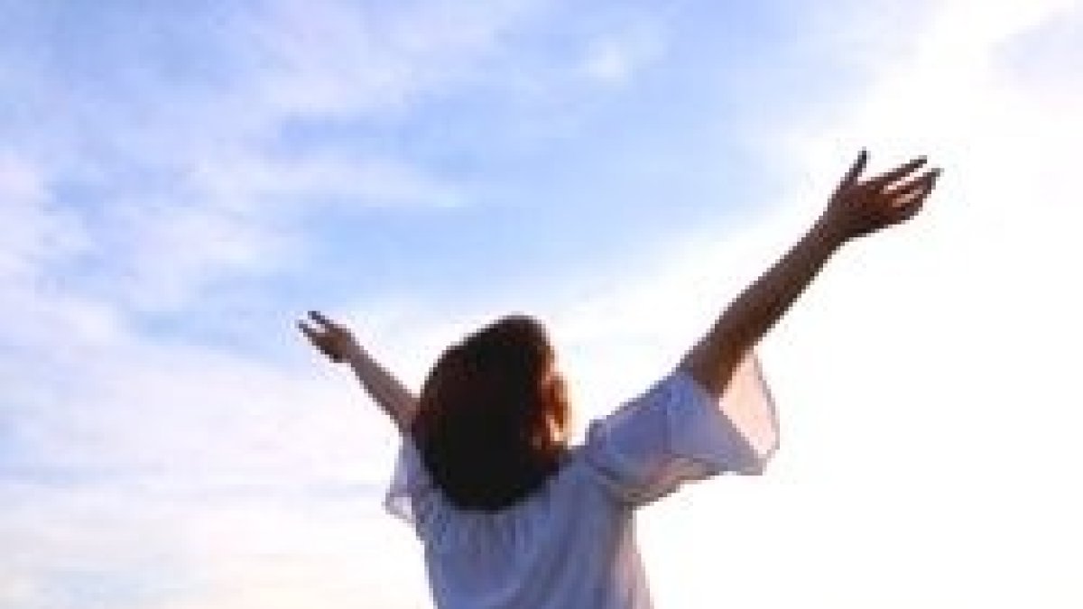 La oración de alabanza suele expresarse con las manos alzadas al Cielo