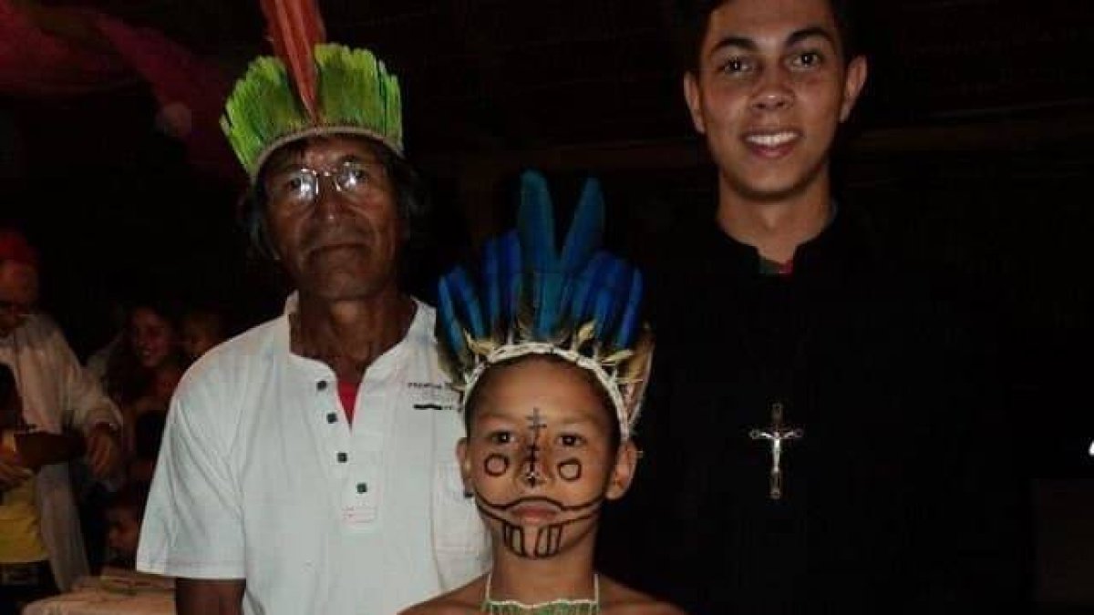 Bruno, seminarista que ha estudiado en Pamplona, con una comunidad indígena en Brasil