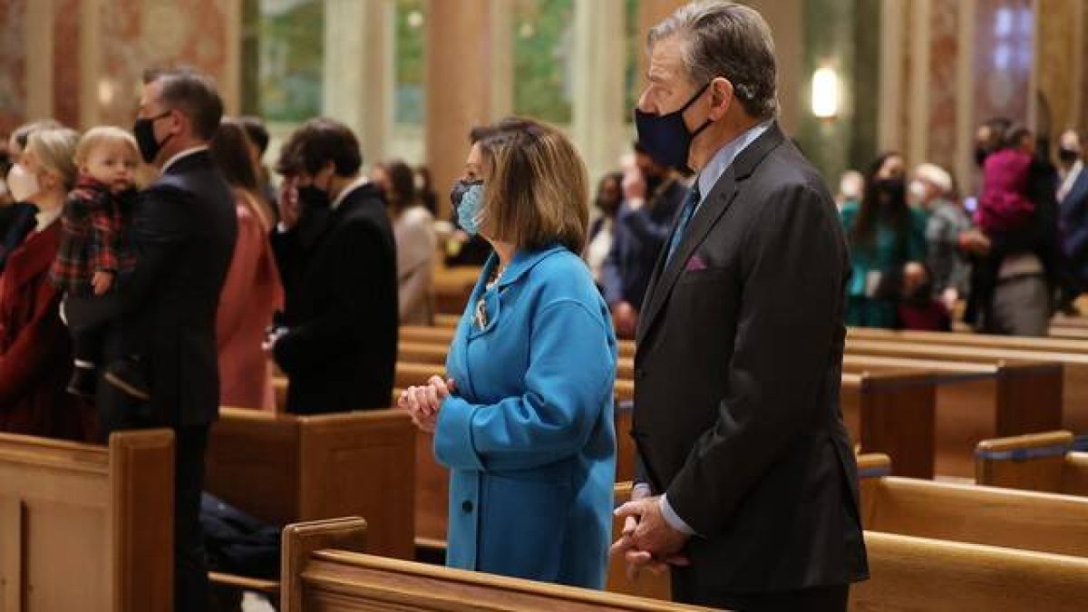 El arzobispo de San Francisco, Salvatore Cordileone, ha comunicado a la presidenta de la Cámara de Representantes de Estados Unidos que no podrá recibir la comunión hasta que repudie el aborto. En la imagen, Pelosi en Misa.