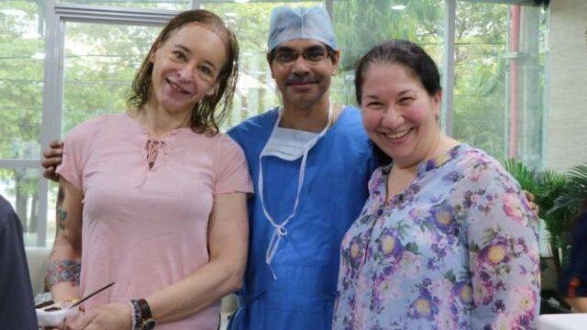 Narendra Kaushik aspira a realizar con éxito una operación imposible, arriesgada...y siniestra: trasplantar un útero a un hombre y lograr que geste un niño fecundado in vitro.