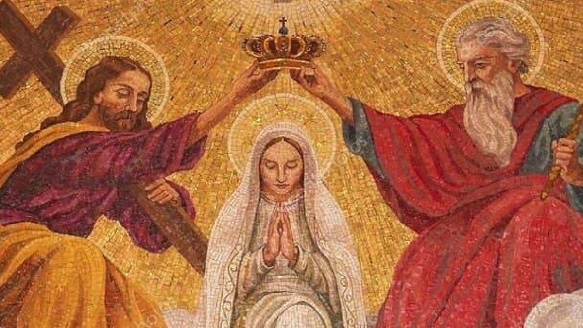 La Virgen María ocupa un destacado lugar en el cielo, y por tanto en la Iglesia Católica