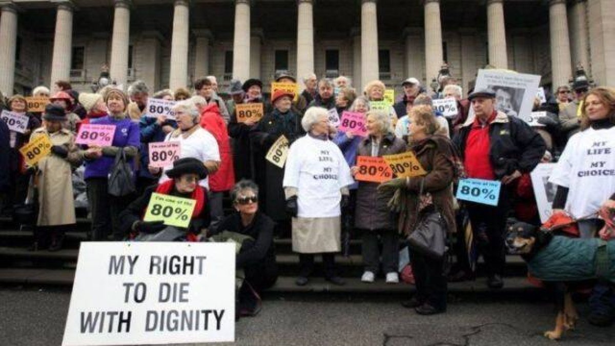 Una concentración de ancianos ante el parlamento del estado australiano de Victoria, pidiendo la legalización de la eutanasia: esta semana ha sido aprobada en Nueva Gales del Sur.