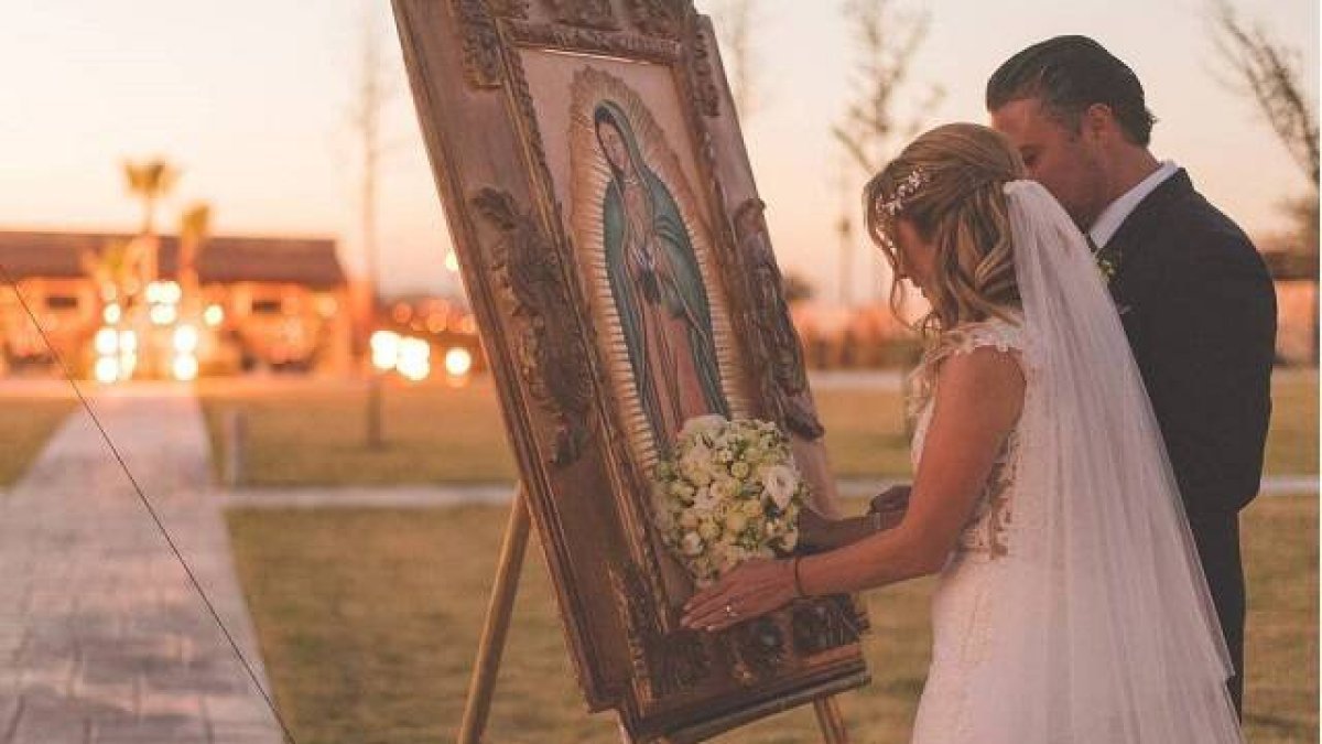Muchas novias entregan su ramo a la Virgen María en su boda, pero hay otros gestos hermosos que se pueden añadir