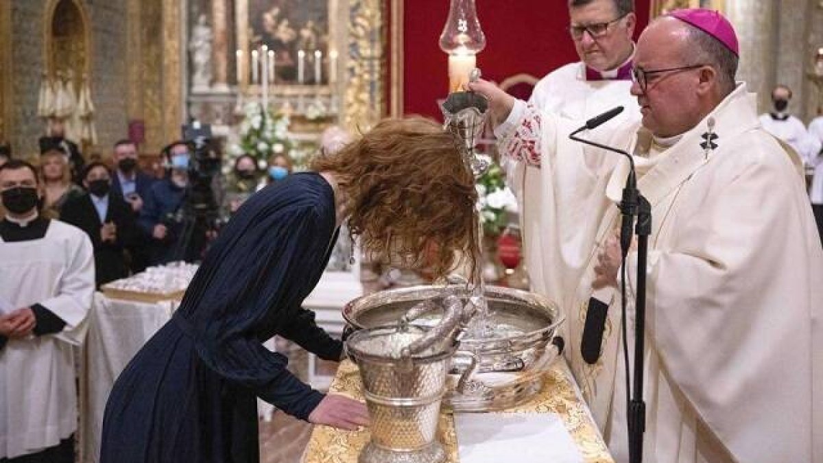 Alisa Iordan recibe el bautismo en la catedral de Malta de manos del arzobispo Scicluna