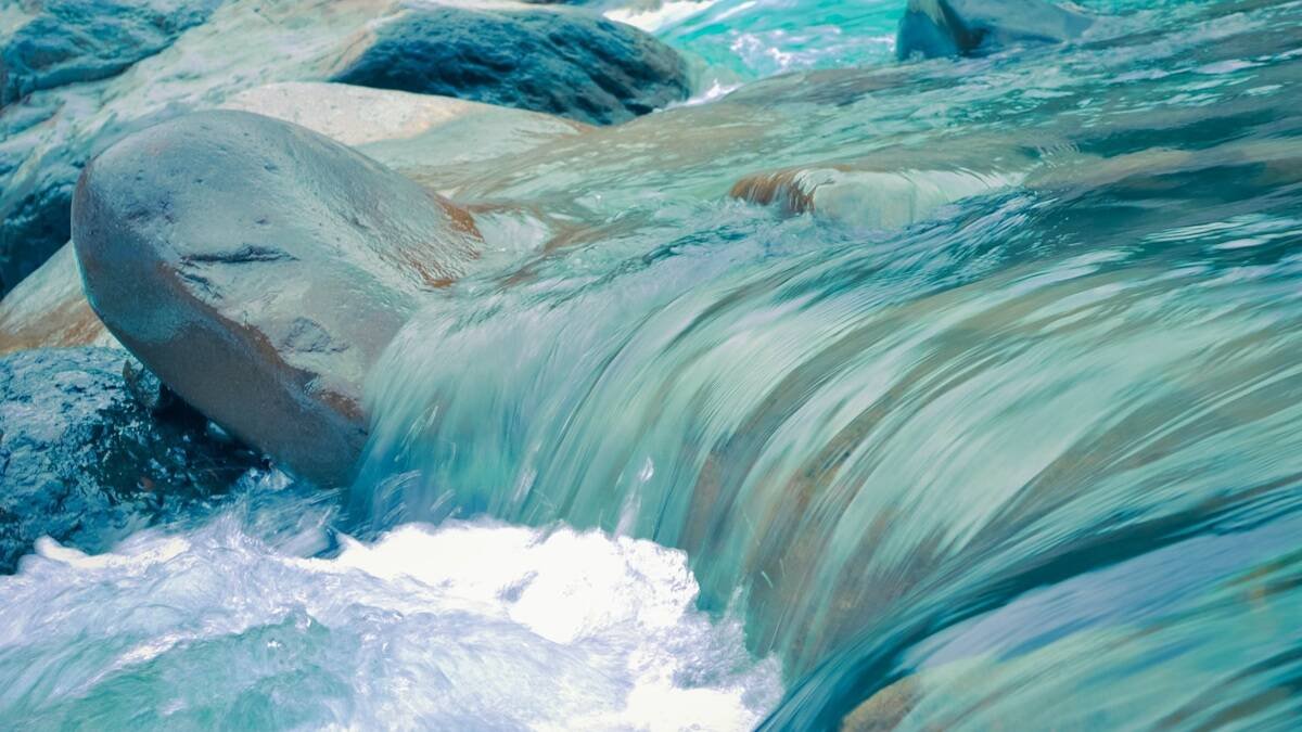 Como el agua limpia de la montaña se enturbia al llegar al cauce llano, también lo hace nuestra mirada sobre el mundo por el pecado original y nuestros propios pecados personales. Foto (contextual): Leo Rivas / Unsplash.