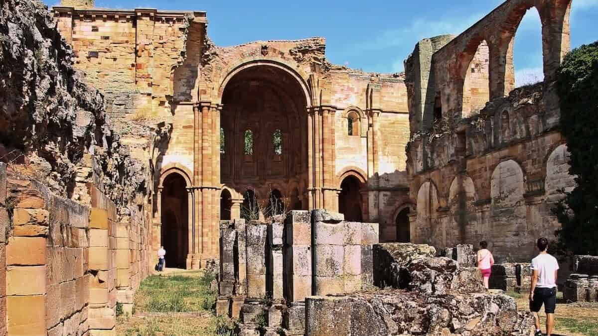 Monasterio de Santa Maria de Moreruela, en Zamora, un centro de vida espiritual y un monumento de extraordinaria belleza al que la desamortización de Mendizábal condenó al expolio y la ruina. Foto: Youtube (Visualduero).
