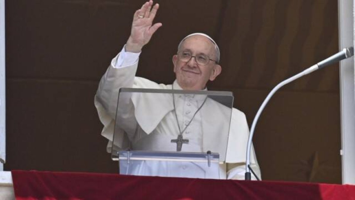 Francisco transmitió este domingo a los fieles durante el rezo del Regina Caeli algunos consejos para ser hombres de paz y llevarla a su día a día, familias, empleos y paises.