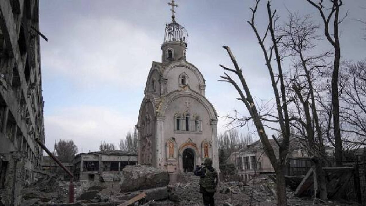 Una iglesia dañada en Mariúpol en los bombardeos de invierno y primavera
