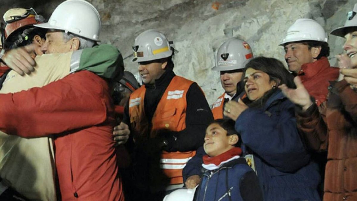 El 5 de agosto de 2010 colapsó la mina San José. Alimentados por una lata de atún, los mineros sabían quién les daba la fuerza.