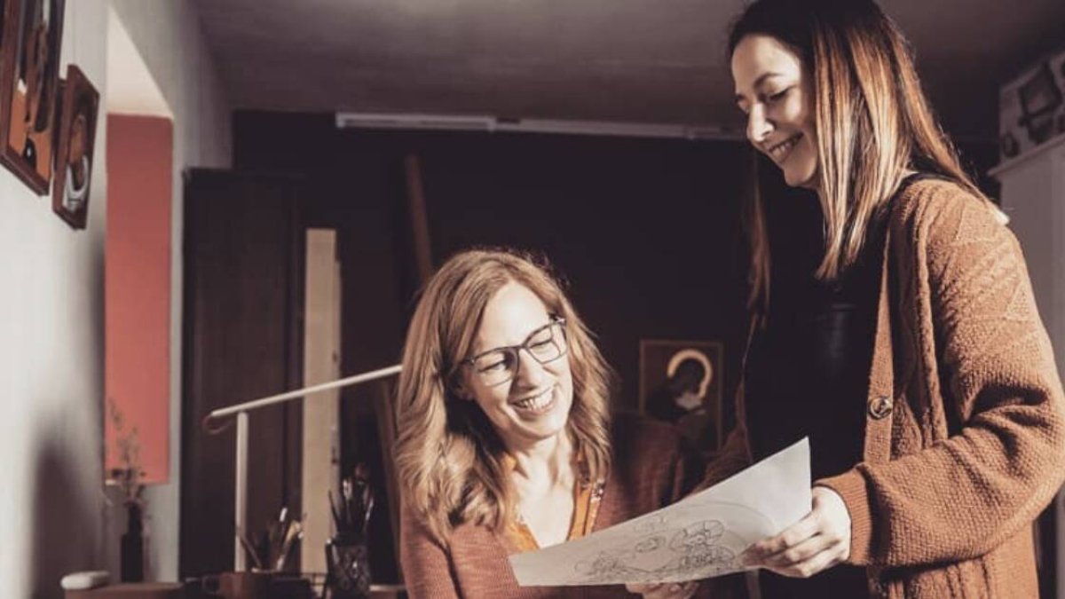 Gracias a una peregrinación a Loreto, en 2002, el taller que las dos comparten envía iconos, murales y viacrucis por el mundo.