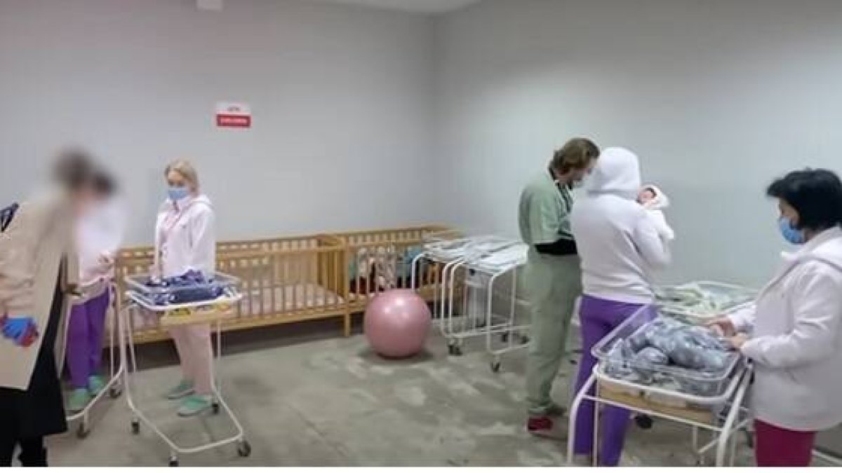 Gestante, madres y trabajadores de la mayor empresa de vientres de alquiler en Kiev, en el sótano durante los bombardeos