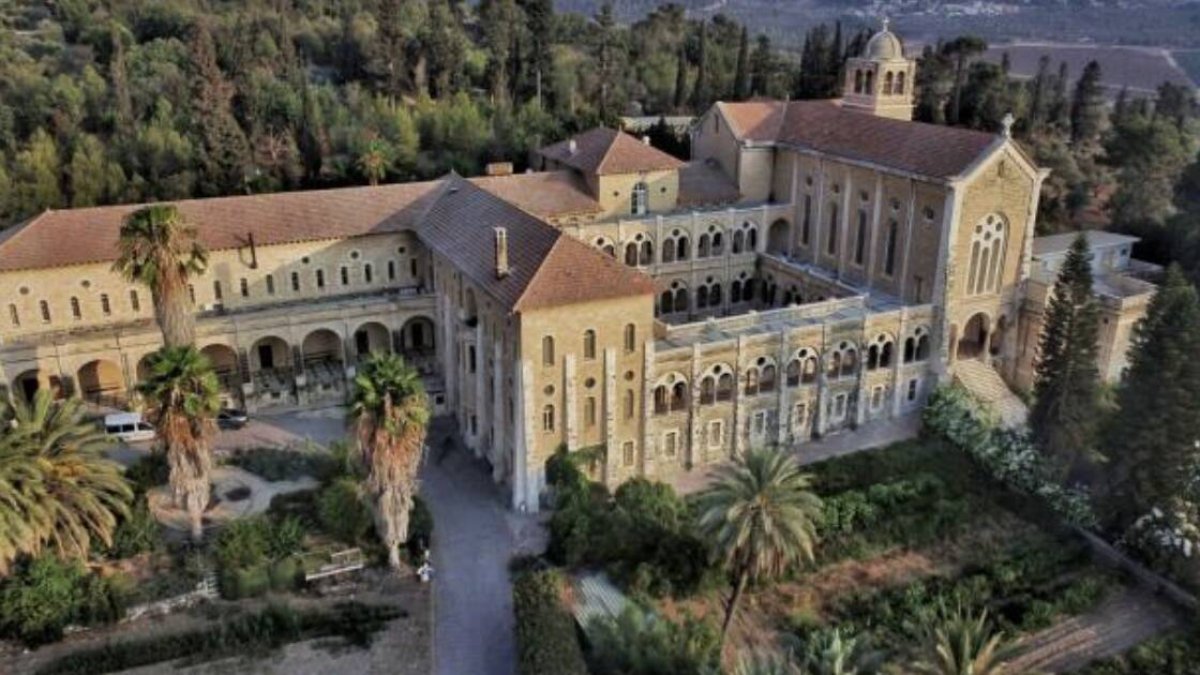 Fundada en 1890, está a medio camino entre Jerusalén y Tel Aviv y es la única abadía de la orden del Císter en todo Israel.