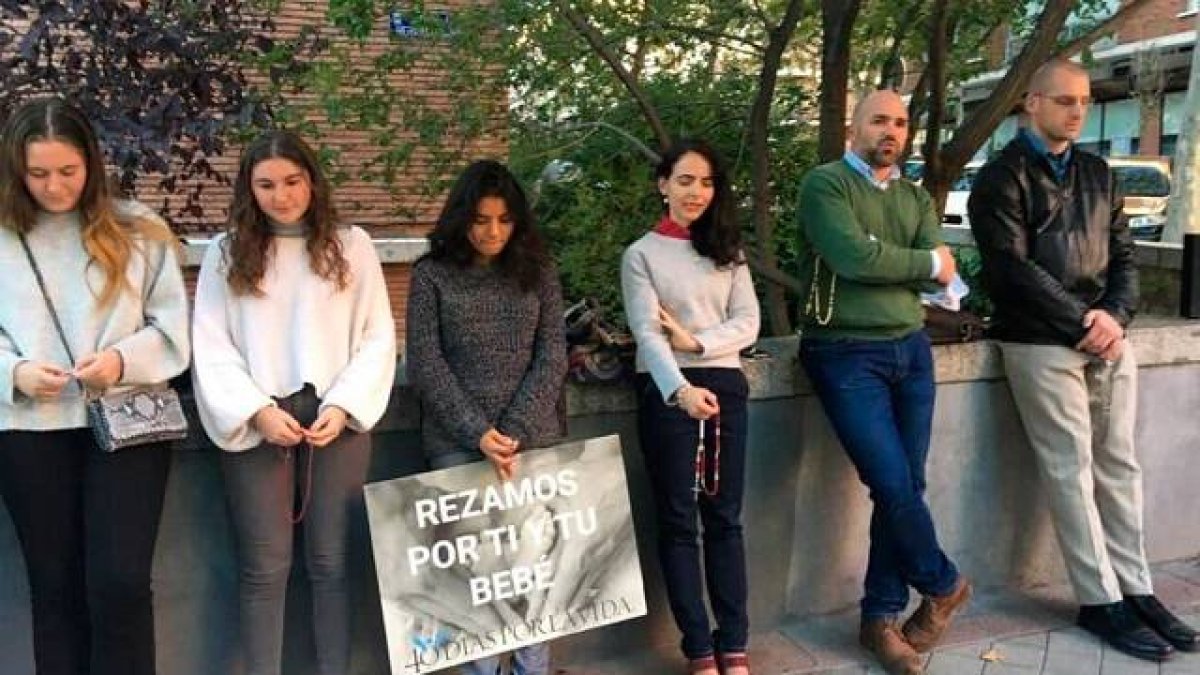 Voluntarios de 40 Días por la Vida en Madrid - orar con carteles sin obstruir el paso es legal
