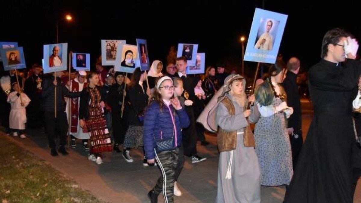 La celebración de Holywins se extiende por todo España y no pocos países de Europa y América para recuperar el sentido cristiano de la fiesta de Todos los Santos. En la imagen, niños disfrazados de santos y sacerdotes celebran Holywins en Polonia.