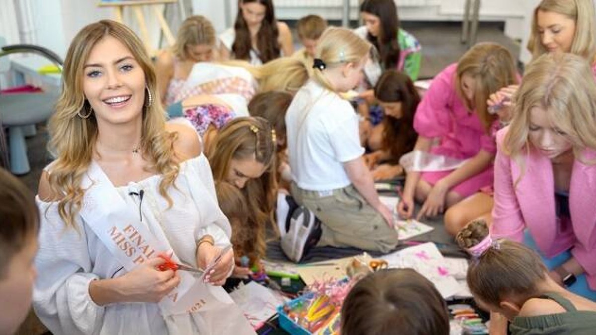 Las finalistas de Miss Polonia pasaron un día con niños y familias refugiadas de Ucrania y preparando paquetes de ayuda