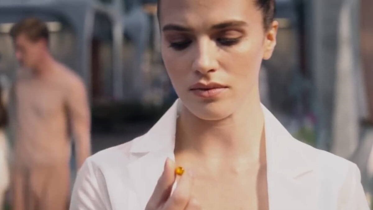 En 'Un mundo feliz', el soma es la pastilla que libra del dolor y garantiza la servidumbre. En la imagen, Jessica Brown-Findlay (Lady Sybil en 'Downton Abbey') en la serie de 2020 basada en la novela de Aldous Huxley.