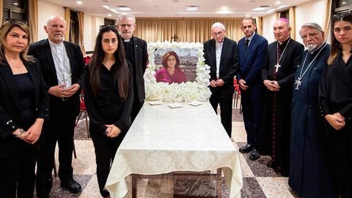 Obispos europeos con la familia de la periodista grecocatólica Shireen Abu Aklah - foto de la Conferencia de Obispos de Inglaterra