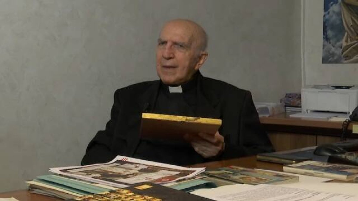 El sacerdote Guido Todeschini, fundador del canal de television Telepace, con la última e inédita carta de Juan Pablo I antes del cónclave en el que fue elegido Papa.