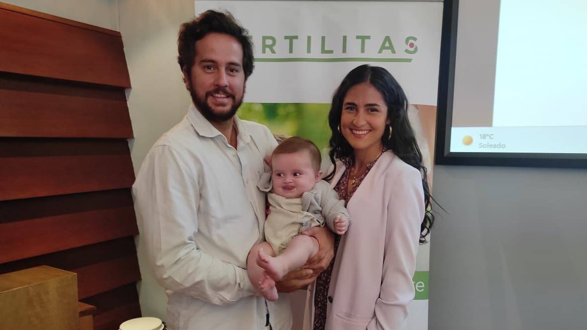 Marichu y Juan, con su hijo Juanito. Tras un doloroso paso por la fecundación in vitro lograron ser padres gracias a la Naprotecnología / Foto: Javier Lozano