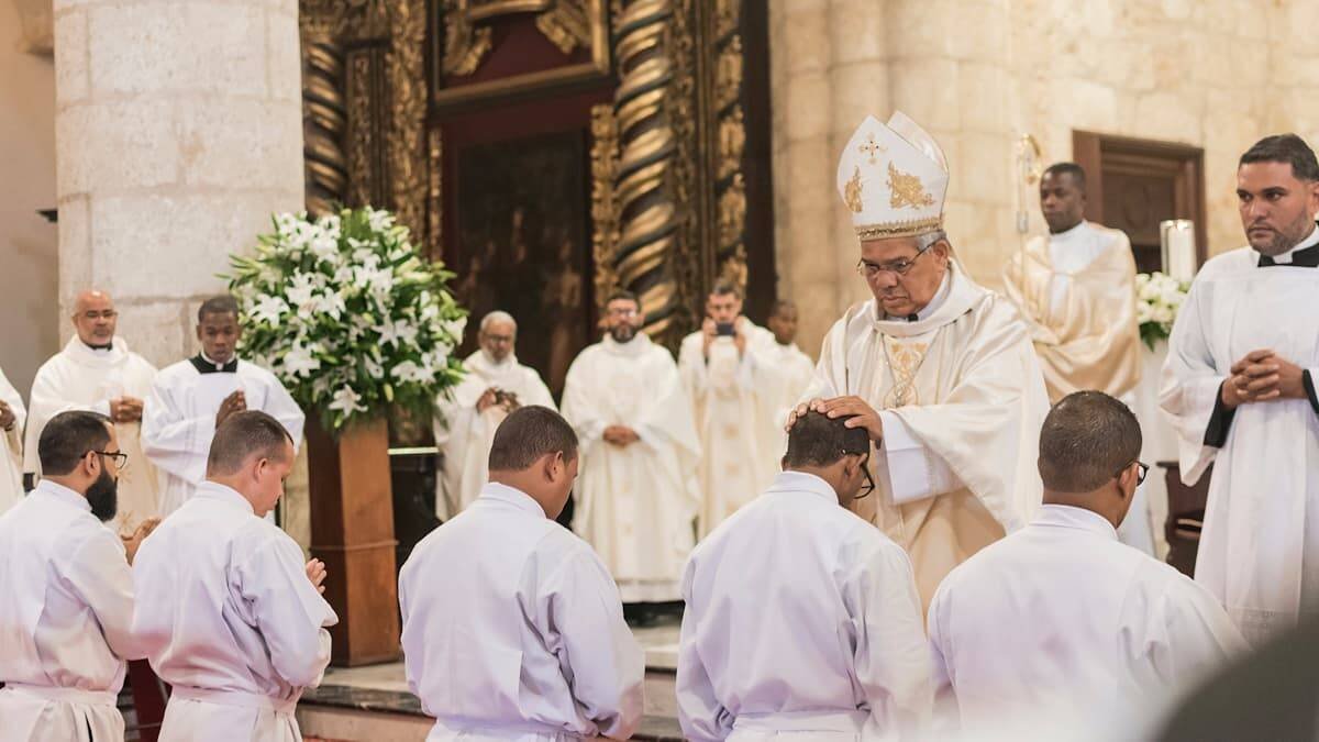 El celibato une esponsalmente al sacerdote a Cristo de manera directa. Foto: ordenación de diáconos en la catedral de Santo Domingo por el obispo Francisco Ozoria; Ranyel Paula / Cathopic.com