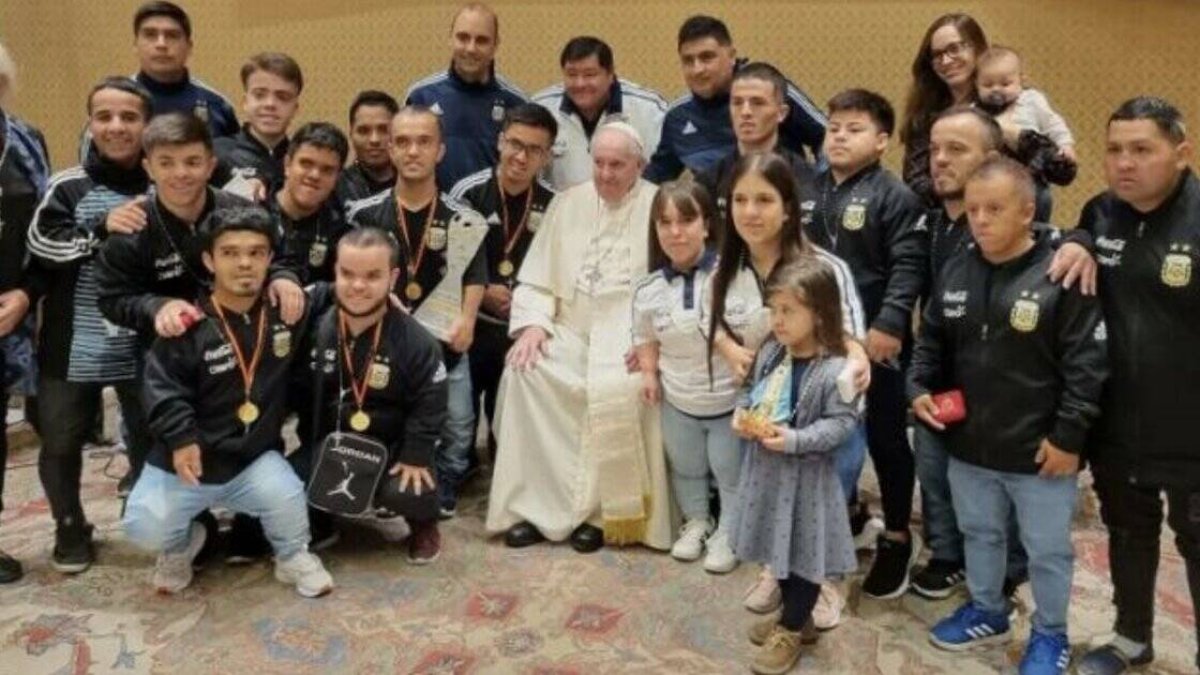 Francisco recibió en audiencia a los deportistas que acaban de ganar como invitados el Campeonato de Europa.