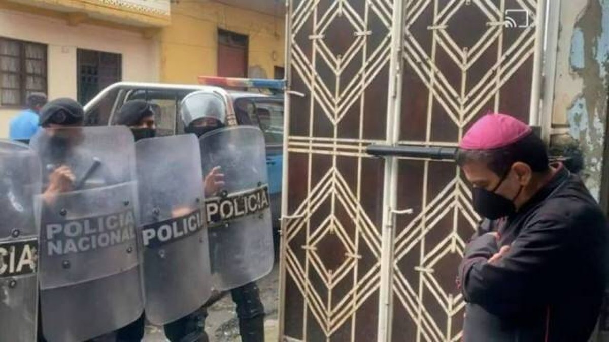 El obispo Rolando Álvarez Lago continúa retenido en el Palacio Episcopal por las fuerzas policiales del régimen sandinista de Daniel Ortega, mientras se celebra el Congreso Nacional Mariano y se cierran emisoras religiosas.