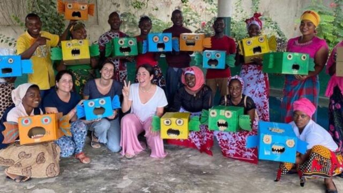 Mireia García, joven voluntaria misionera en Mozambique, junto con otras voluntarias y profesores de escuelas infantiles en Nacala.