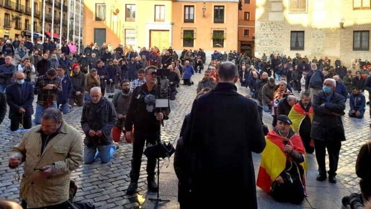 El próximo sábado 28 de mayo, miles de hombres saldrán a las calles de las principales ciudades hispanas para dar continuidad al Rosario de Hombres, una iniciativa imparable surgida en Polonia e Irlanda.