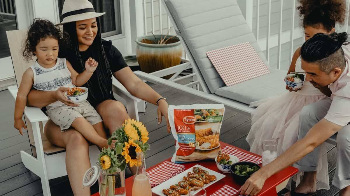 Los padres son los primeros responsables de la educación de sus hijos. No pueden desentenderse de esa obligación, menos aún cuando se les está intentando adoctrinar con una ideología dañina para ellos. Foto (contextual): Tyson / Unsplash.