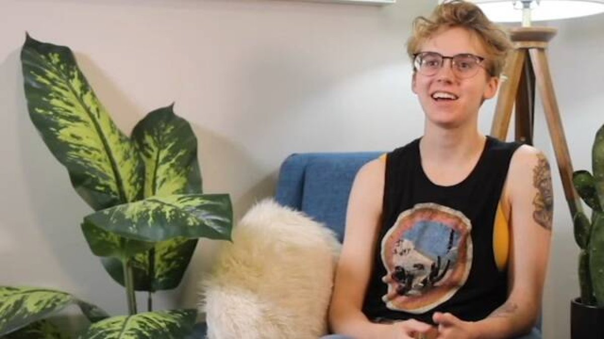 Tras ser adoctrinada por activistas e Internet, advierte a padres y educadores del peligro de las redes sociales.