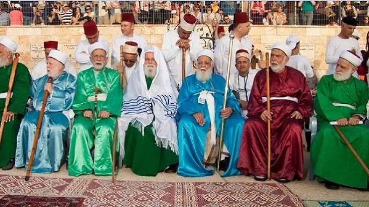 Sacerdotes samaritanos, con el Sumo Sacerdote, sin vara, en el centro - foto de Flavio Grynszpa, en Flickr y Wikipedia