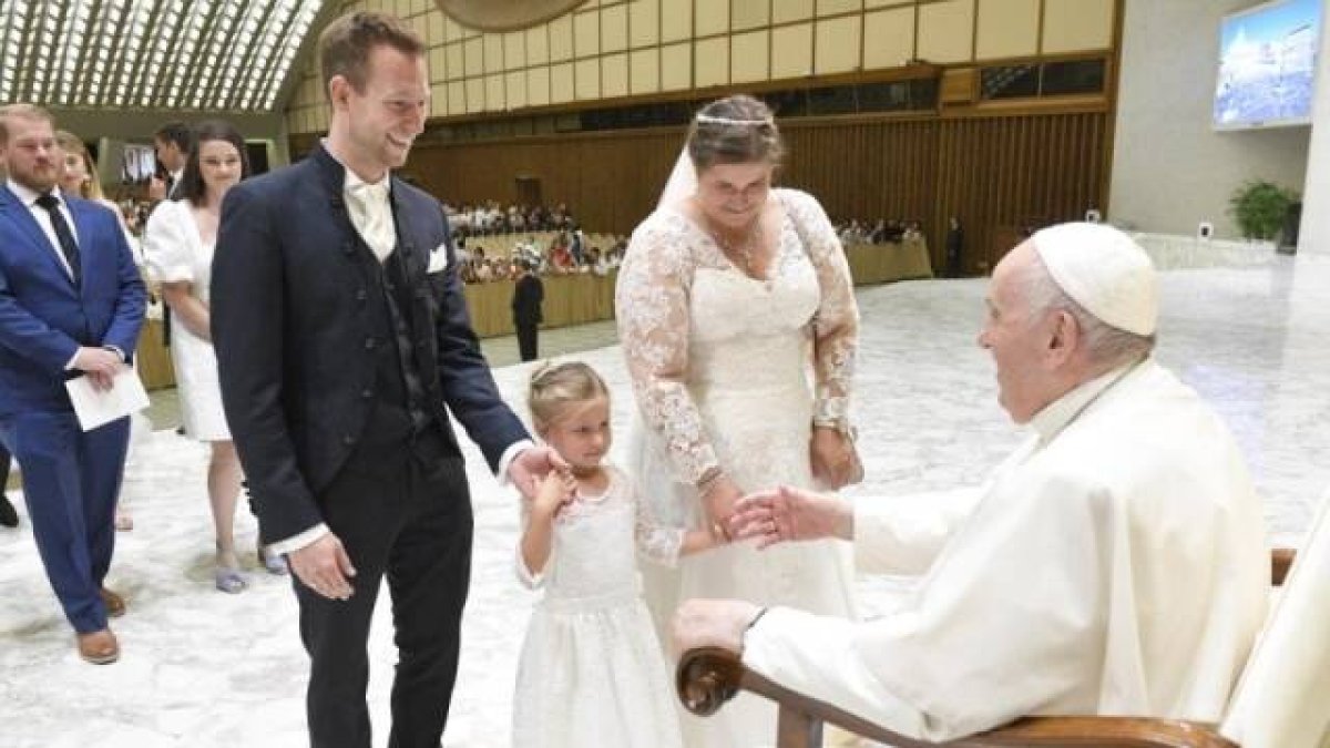 El Papa Francisco recibe a una familia en la audiencia de este miércoles 10 de agosto.
