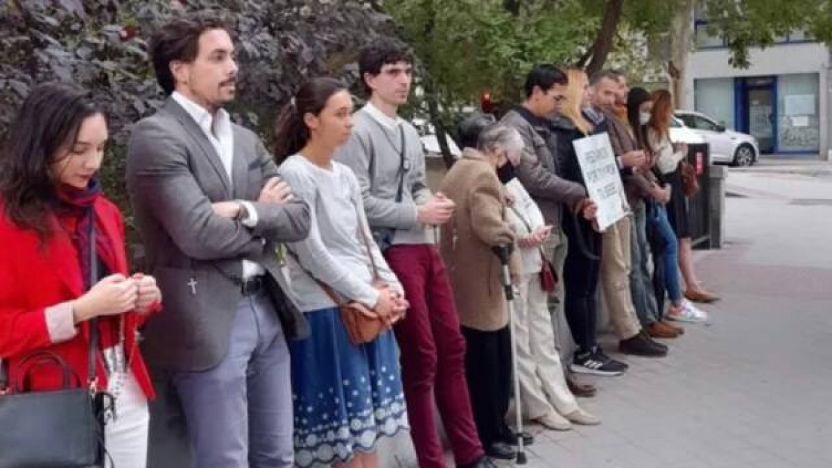 Los voluntarios de 40 Días por la Vida continúan rezando ante el abortorio de Askabide, pese a la información falsa transmitida por diversos medios de comunicación.