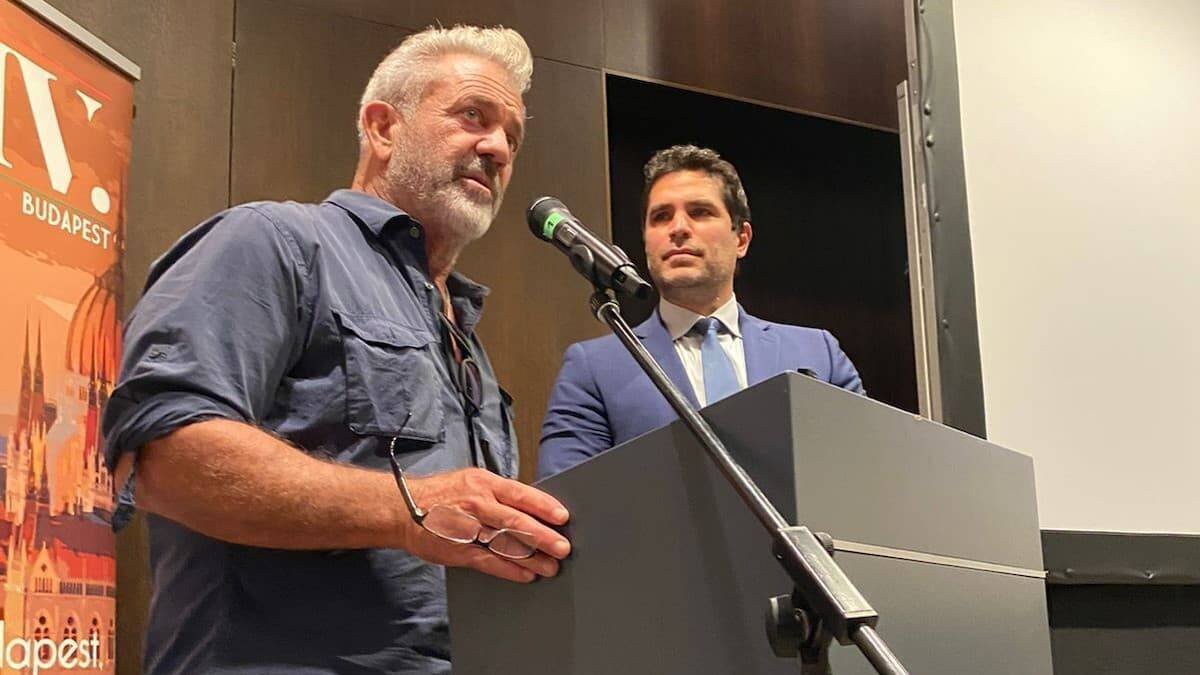 Eduardo Verástegui presentó su película 'Sonido de libertad' en la IV Cumbre Transatlántica y luego dio entrada a Mel Gibson, para sorpresa y satisfacción de los asistentes.