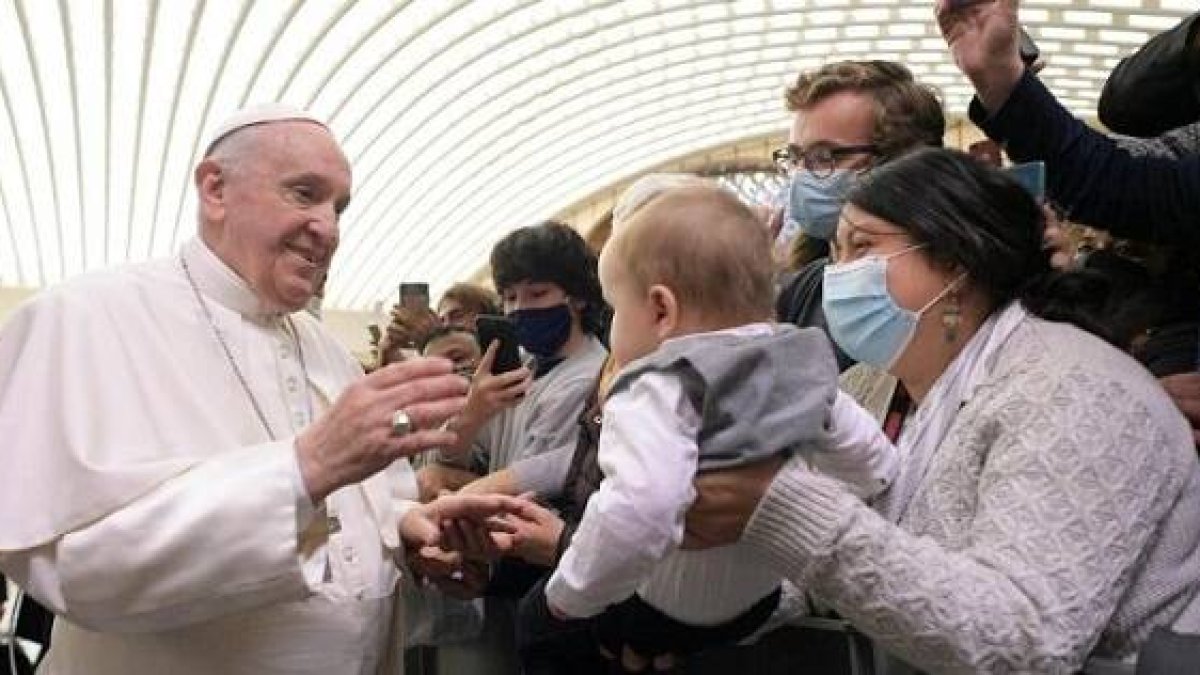 El Papa bendice un bebé durante la audiencia general del miércoles 24 de noviembre
