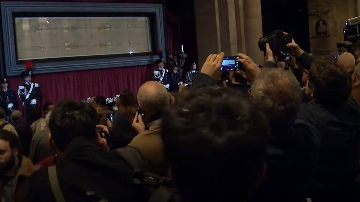 La Sábana Santa de Turín es la reliquia más importante de la Cristiandad, como tal venerada secularmente por la Iglesia. En la imagen, la ostensión de 2015.