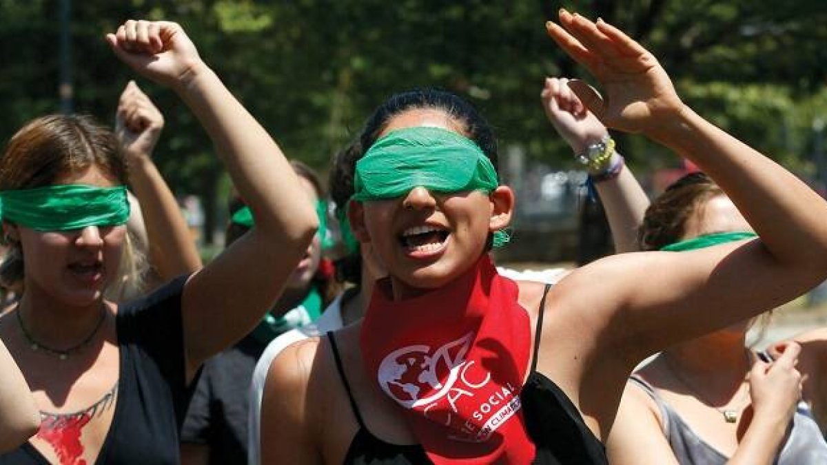 El feminismo más ideologizado combina la agresividad y cierta ceguera a la realidad - las que abandonan esta ideología señalan sus errores