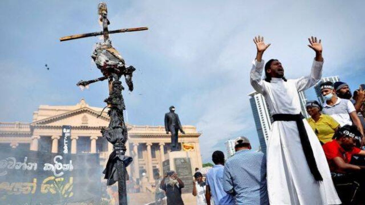 Jeevantha Peiris, un popular sacerdote de Sri Lanka, se encuentra huido y en la clandestinidad ante la persecución que sufre por las autoridades del país desde que se sumó a las protestas.