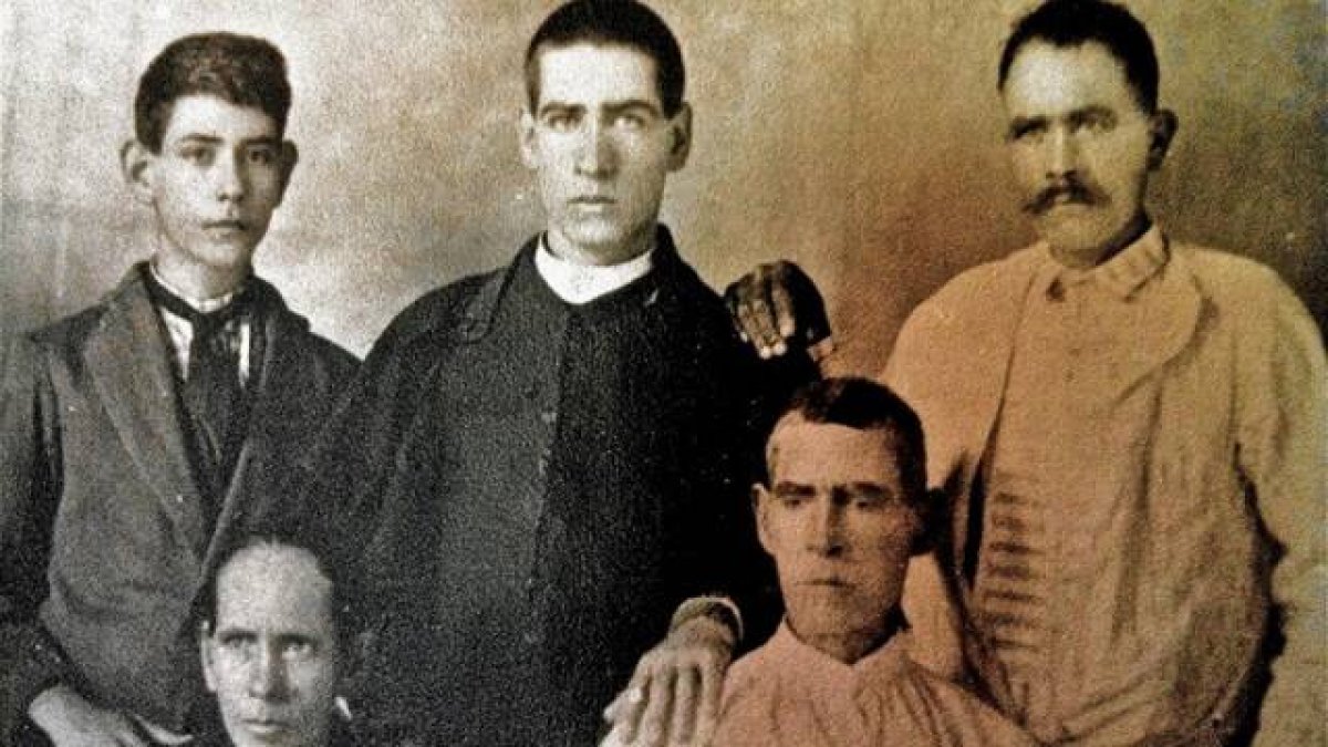 Santo Toribio Romo -en la imagen, junto a algunos miembros de su familia- decidió no seguir la Ley Calles durante la persecución a la Iglesia en México: lo pagó con su vida, que dedicó a difundir la fe sin miedo a los riesgos.