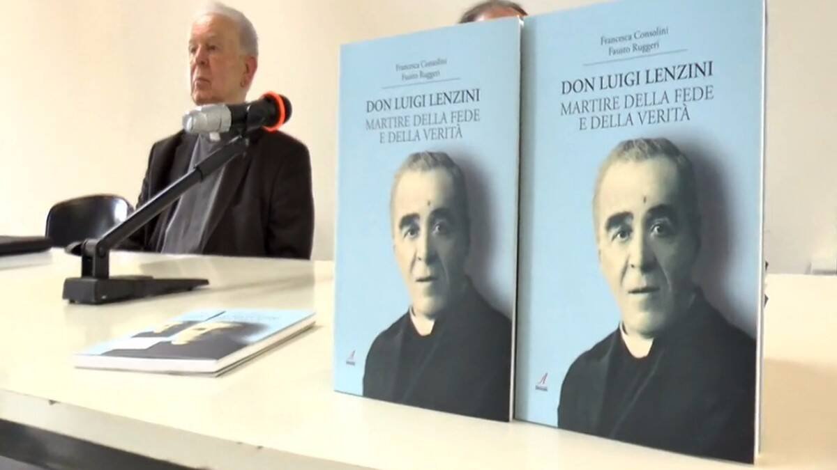 En primer plano, biografías del sacerdote mártir Luigi Lenzini, durante el acto de presentación de su beatificación, que tuvo lugar este sábado. Al fondo, el responsable de la ceremonia, el sacerdote Luigi Biagini.