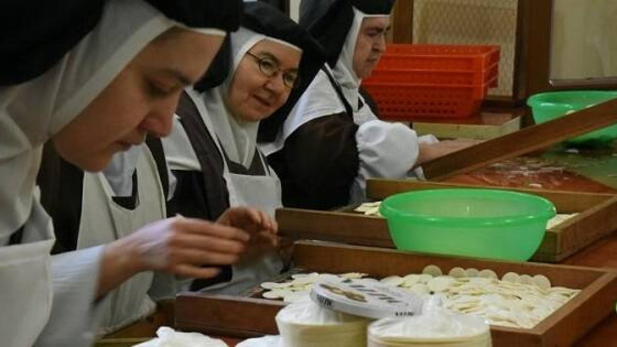 Unas carmelitas elaboran hostias en una comunidad en Paraguay... es una actividad común para religiosas de clausura