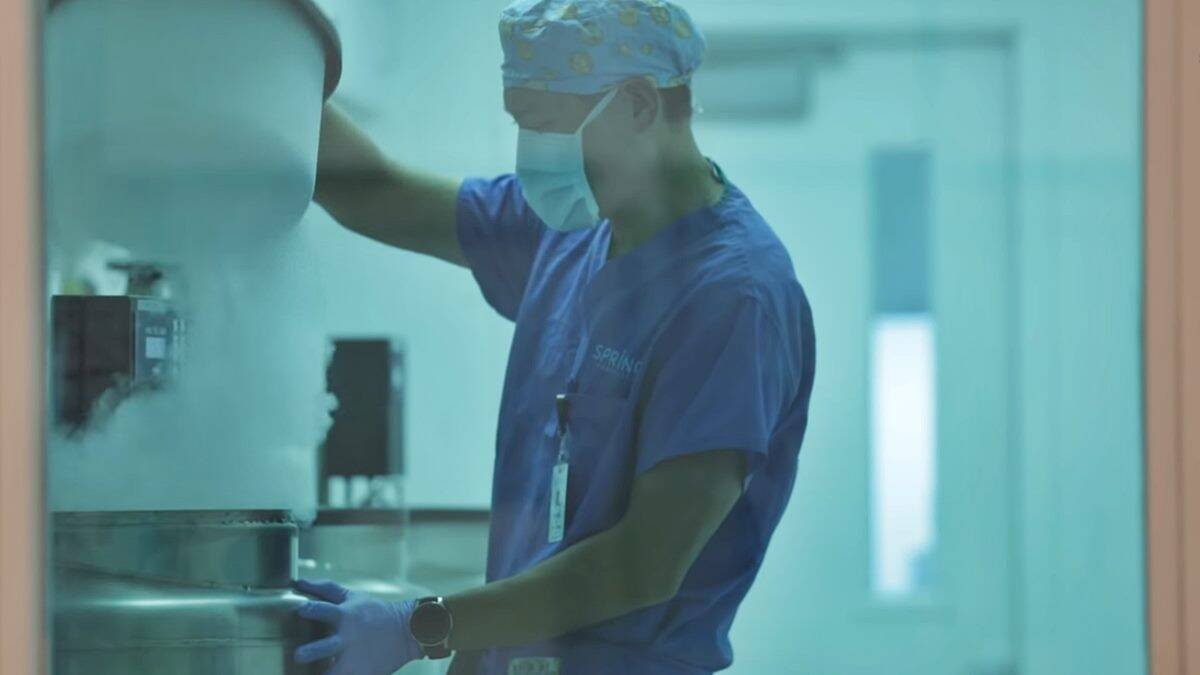 La congelación de esperma, óvulos y embriones manipula la reproducción hasta extremos que podrían incluir en un futuro inmediato la producción totalmente artificial de seres humanos y el establecimiento gubernamental de la tasa de fertilidad.