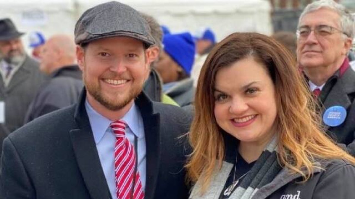 Shawn Carney, CEO de 40 Días por la Vida en EE.UU. (en la imagen, junto a la exdirectiva de Planned Parenthood Abby Johnson) conversa sobre la revocación de Roe vs Wade, los planes de su organización y ofrece algunos consejos para España.